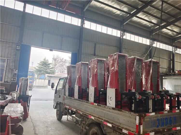 飼料顆粒機是以機械圓周運動(dòng)為基礎，柴油機、電動(dòng)機為動(dòng)力帶動(dòng)傳動(dòng)軸